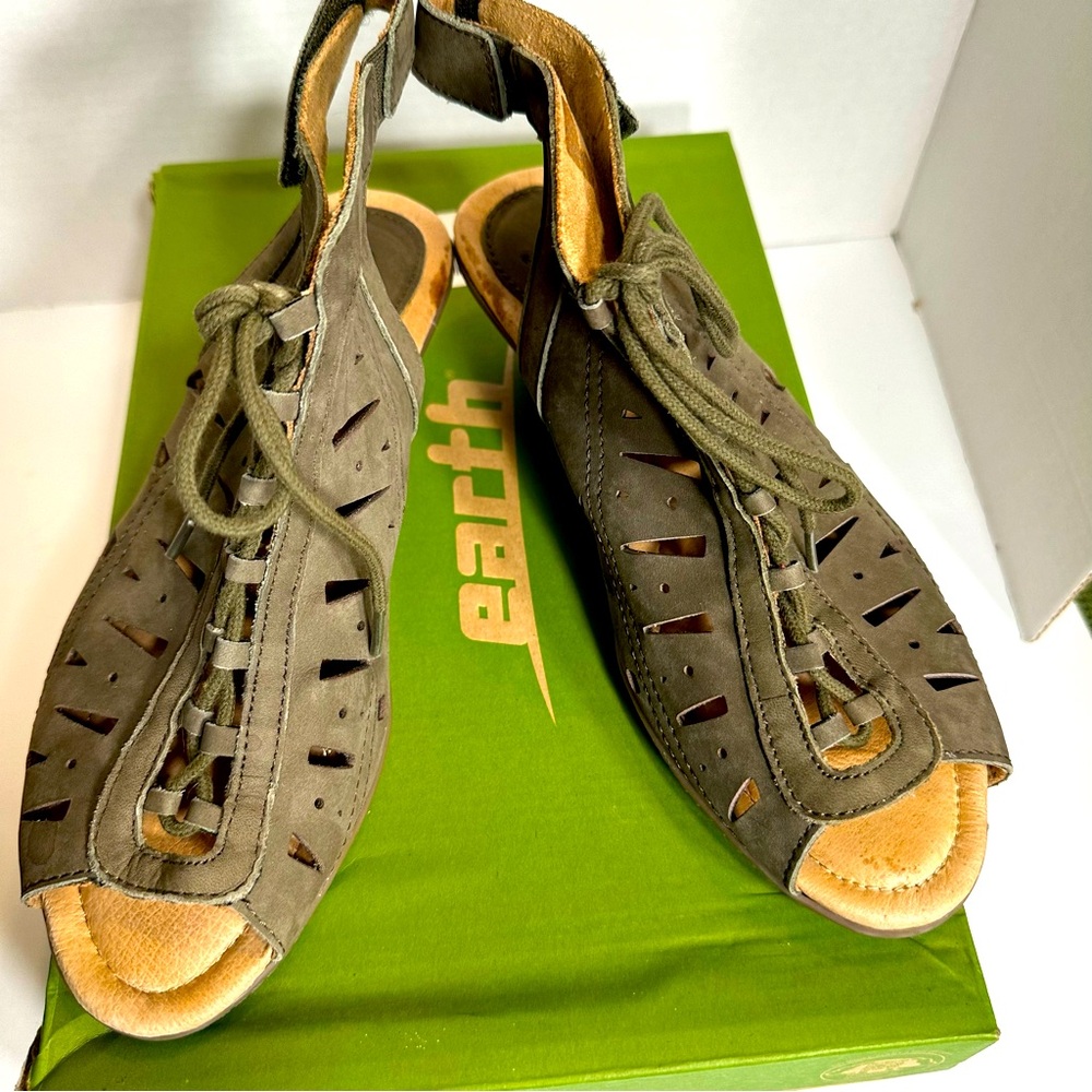 NIB Earth Dark Olive Nubuck Kristen Wedge Peep Toe Sandals Size 8.5